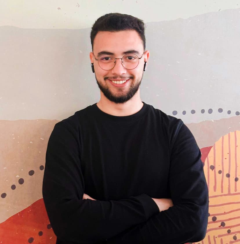 Portrait of Hamza Eraoui, a software engineer, smiling.